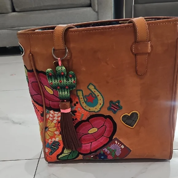 Beautiful Consuela All Lether - Picture 1 of 9